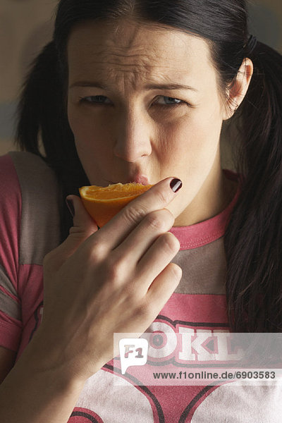 Frau essen eine Orange