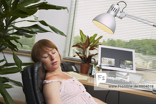 Frau  unterhalb  Lampe  Büro  sonnenbaden  sonnen