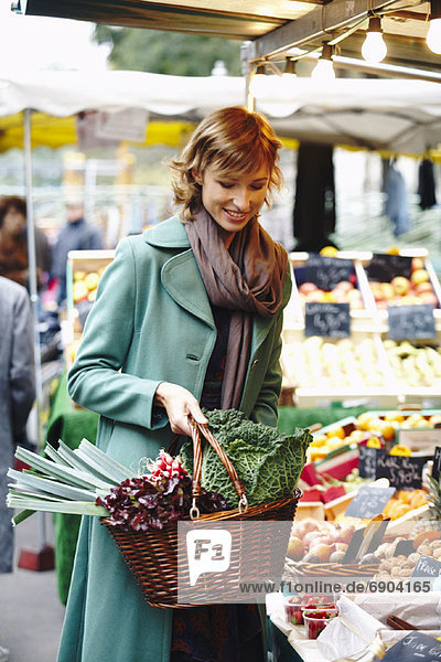 Frau  tragen  Korb  Gemüse  Markt