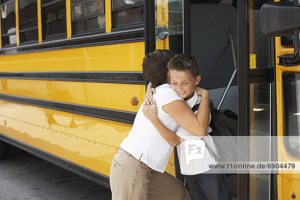 Frau  umarmen  Junge - Person  Omnibus  Schule