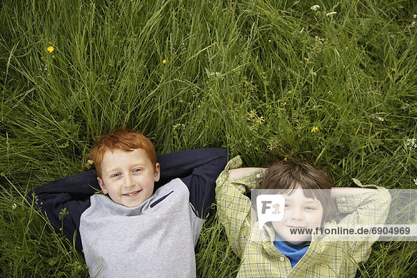 liegend  liegen  liegt  liegendes  liegender  liegende  daliegen  Portrait  Junge - Person  Feld  Gras