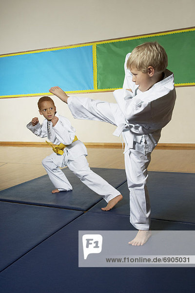 Junge - Person  üben  Karate