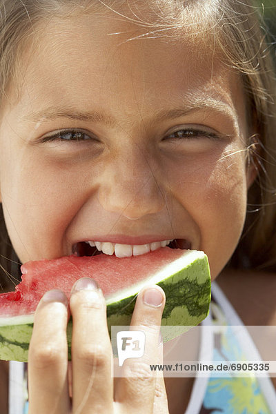 Mädchen essen Wassermelone