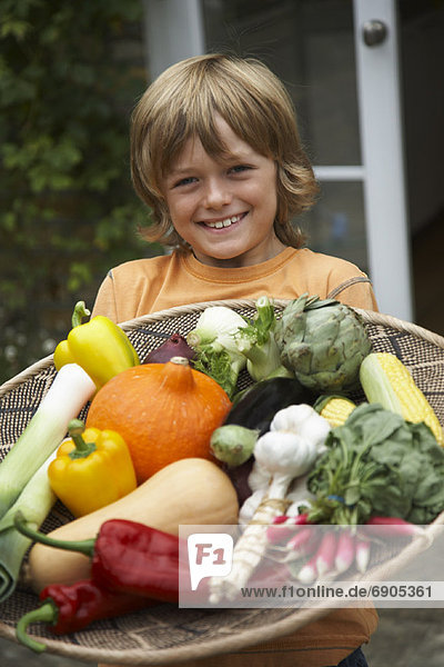 Junge - Person  Gemüse  halten