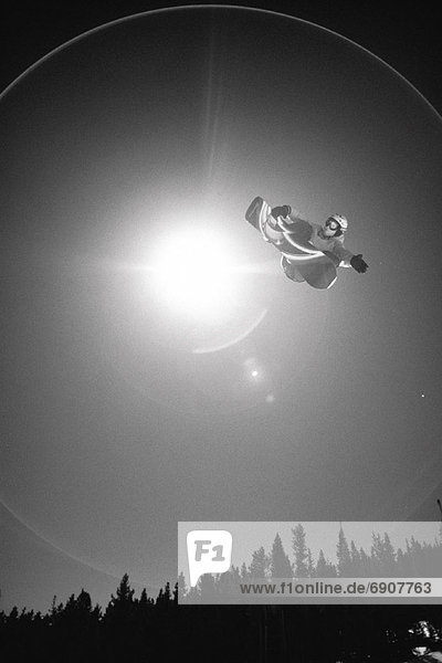 Snowboarder Jumping in Luft