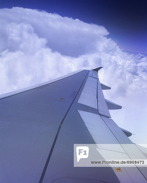 Airplane Wing und Wolken