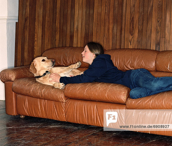 liegend  liegen  liegt  liegendes  liegender  liegende  daliegen  Jugendlicher  Couch  Hund  Mädchen