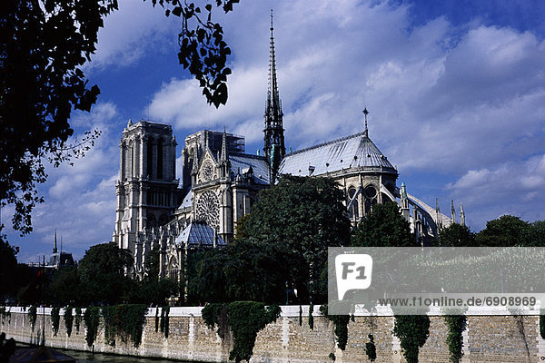 Türme und Rosettenfenster der Kathedrale von Notre Dame  Paris  Frankreich