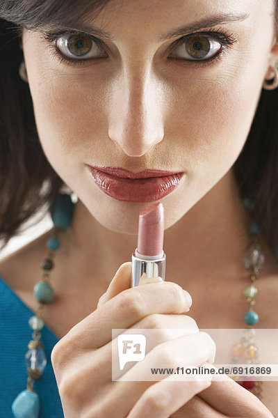Frau Anwendung Lippenstift
