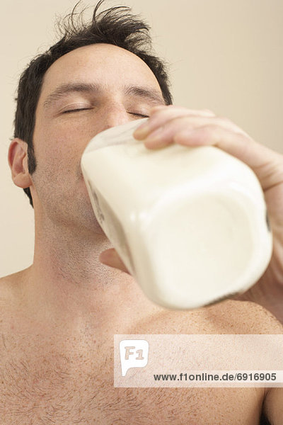 Man trinken Milch