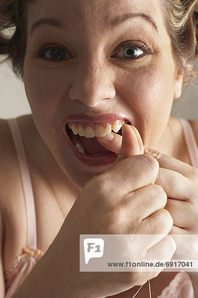 Frau Zahnseide Zähne