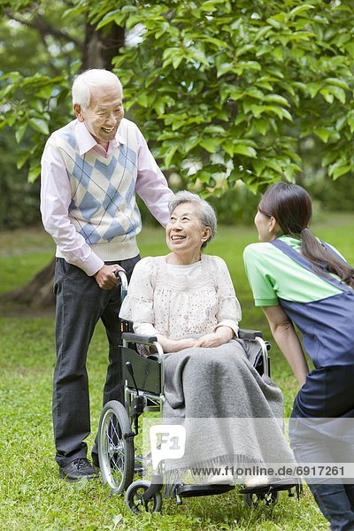 Senior  Senioren  Frau  Mann  sprechen  schieben  arbeiten  Gesundheitspflege  Tokyo  Hauptstadt  Honshu  Japan  Rollstuhl