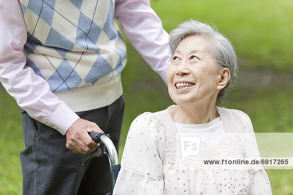 Senior  Senioren  Frau  Mann  schieben  Tokyo  Hauptstadt  Honshu  Japan  Rollstuhl