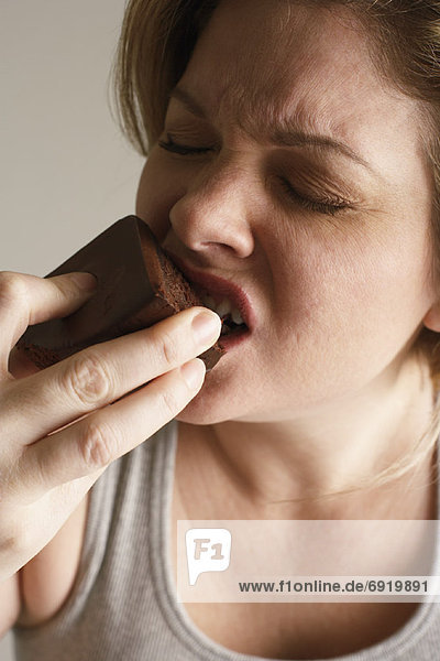 Frau essen Schokolade Kuchen