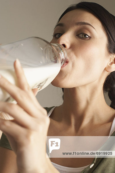 Frau trinken Milch