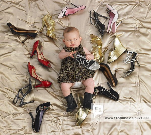 Schuh umgeben Baby