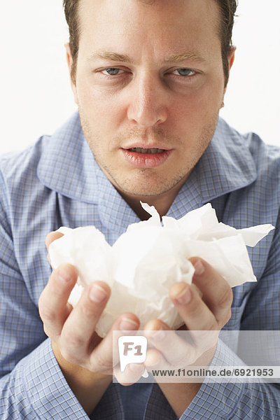 Mann  Papier  Krankheit  halten  Taschentuch