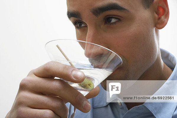Mann trinken Martini