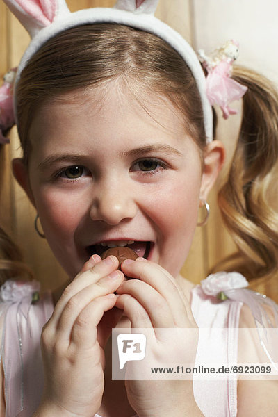 Schokolade essen essend isst Mädchen