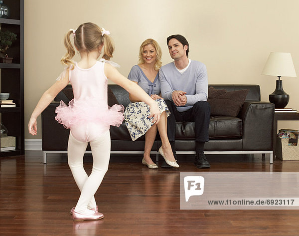 Menschliche Eltern  tanzen  Tochter