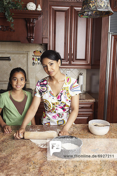 Mutter und Tochter Kochen