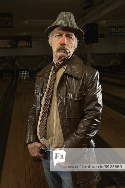 Portrait  Mann  Gasse  Bowling