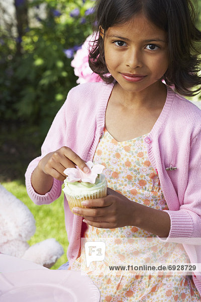 Mädchen hält Cupcake