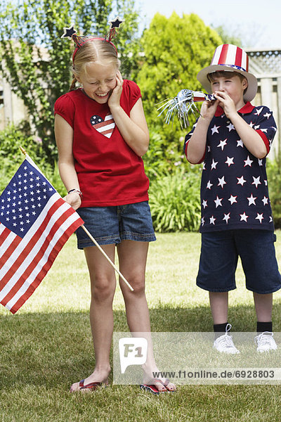 sternförmig  Junge - Person  Hut  halten  hoch  oben  Fahne  amerikanisch  Streifen  Kleidung  Mädchen