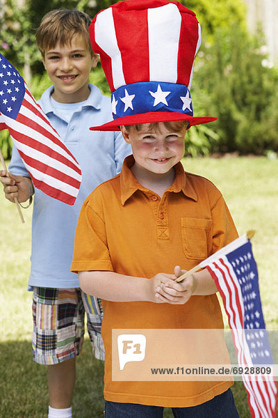 sternförmig  Portrait  Junge - Person  Hut  halten  Hintergrund  Fahne  Streifen  Kleidung