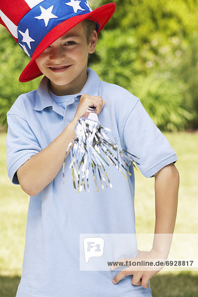sternförmig  Portrait  Junge - Person  Hut  Streifen  groß  großes  großer  große  großen  Kleidung