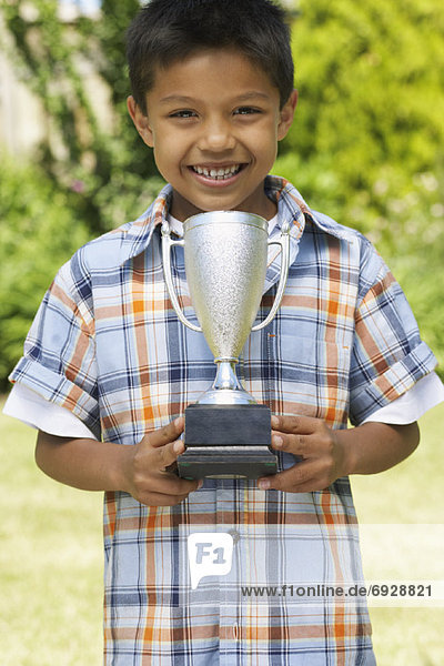 Portrait  Junge - Person  halten  Pokal