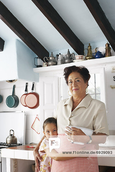 Großmutter und Enkelin in Küche