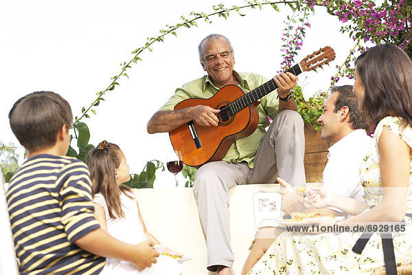 Außenaufnahme sitzend Mann zuhören Gitarre freie Natur spielen