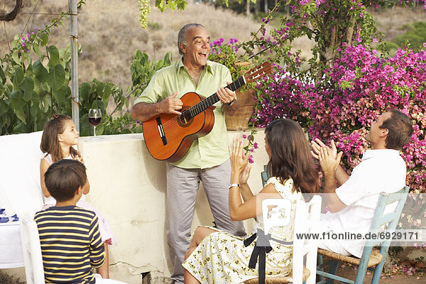 Außenaufnahme  sitzend  Mann  Fröhlichkeit  Gitarre  freie Natur  spielen