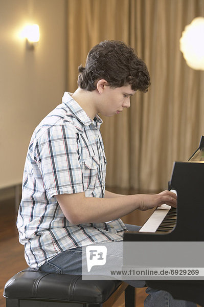 Boy spielen Klavier