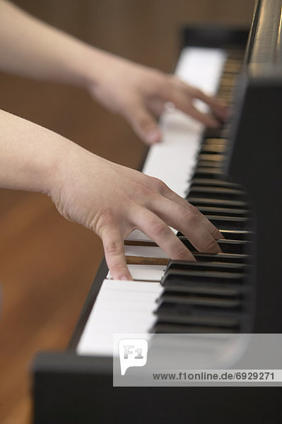 Hände spielen Klavier