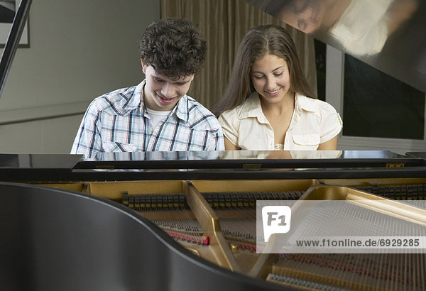 Zusammenhalt  Junge - Person  Klavier  Mädchen  spielen