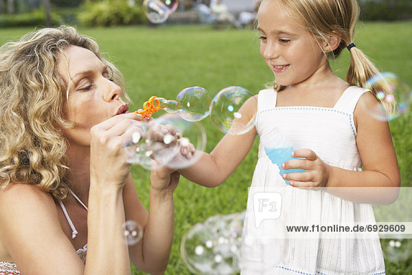 Mutter und Tochter Blasen Blasen