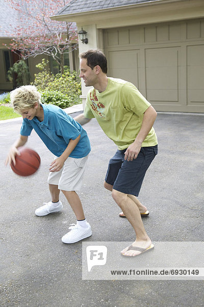 Vater und Sohn spielen Basketball
