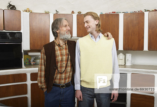 Vater und Sohn in Küche