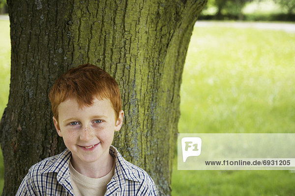stehend  Portrait  Junge - Person  Baum  frontal