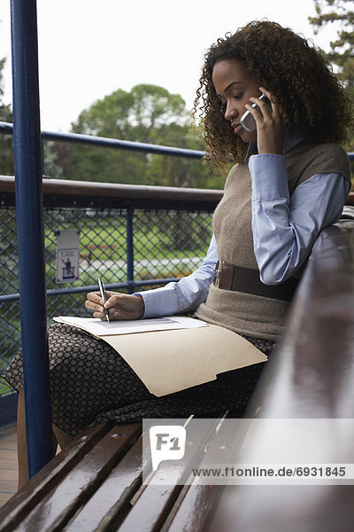 Frau mit Handy