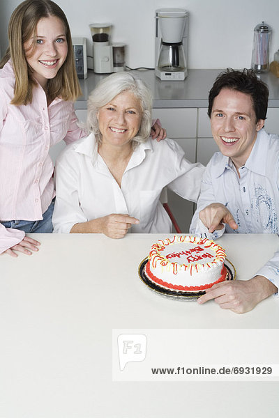 empfangen  Großmutter  Enkelkind  Geburtstag  Kuchen