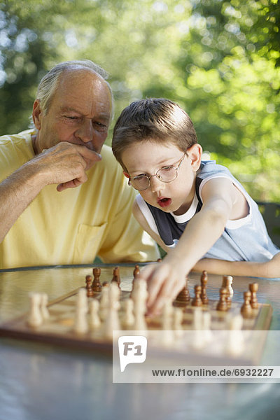 Enkelsohn Großvater Schach spielen