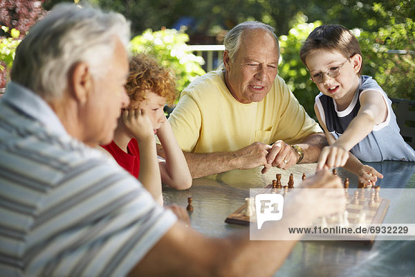 Mann Enkelsohn Schach spielen