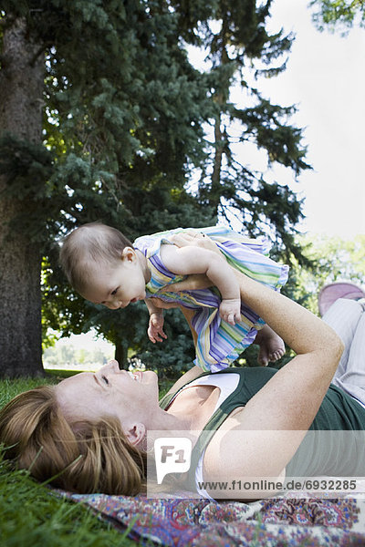 Mutter und Baby im freien