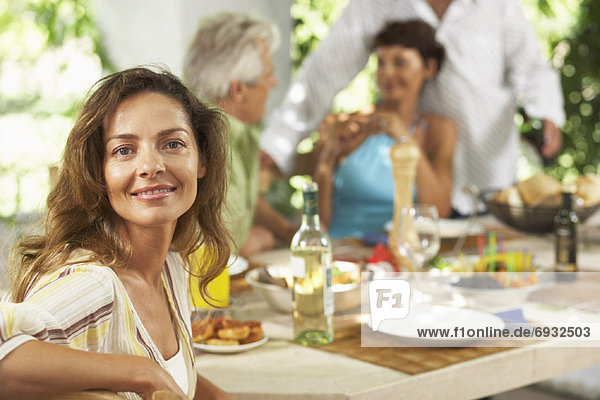 Außenaufnahme Frau am Tisch essen freie Natur
