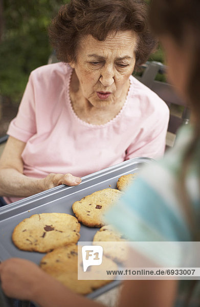 zeigen Enkeltochter Großmutter Keks handgemacht