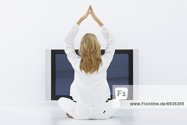 Frau  frontal  Fernsehen  Yoga