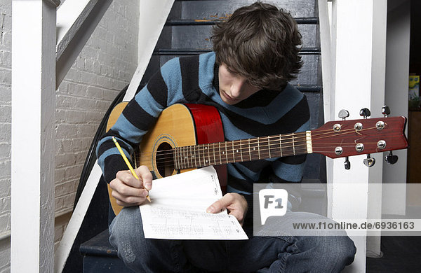 Mann  schreiben  halten  Musik  Gitarre  jung